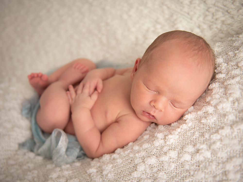 newborn baby photography white bubble blanket